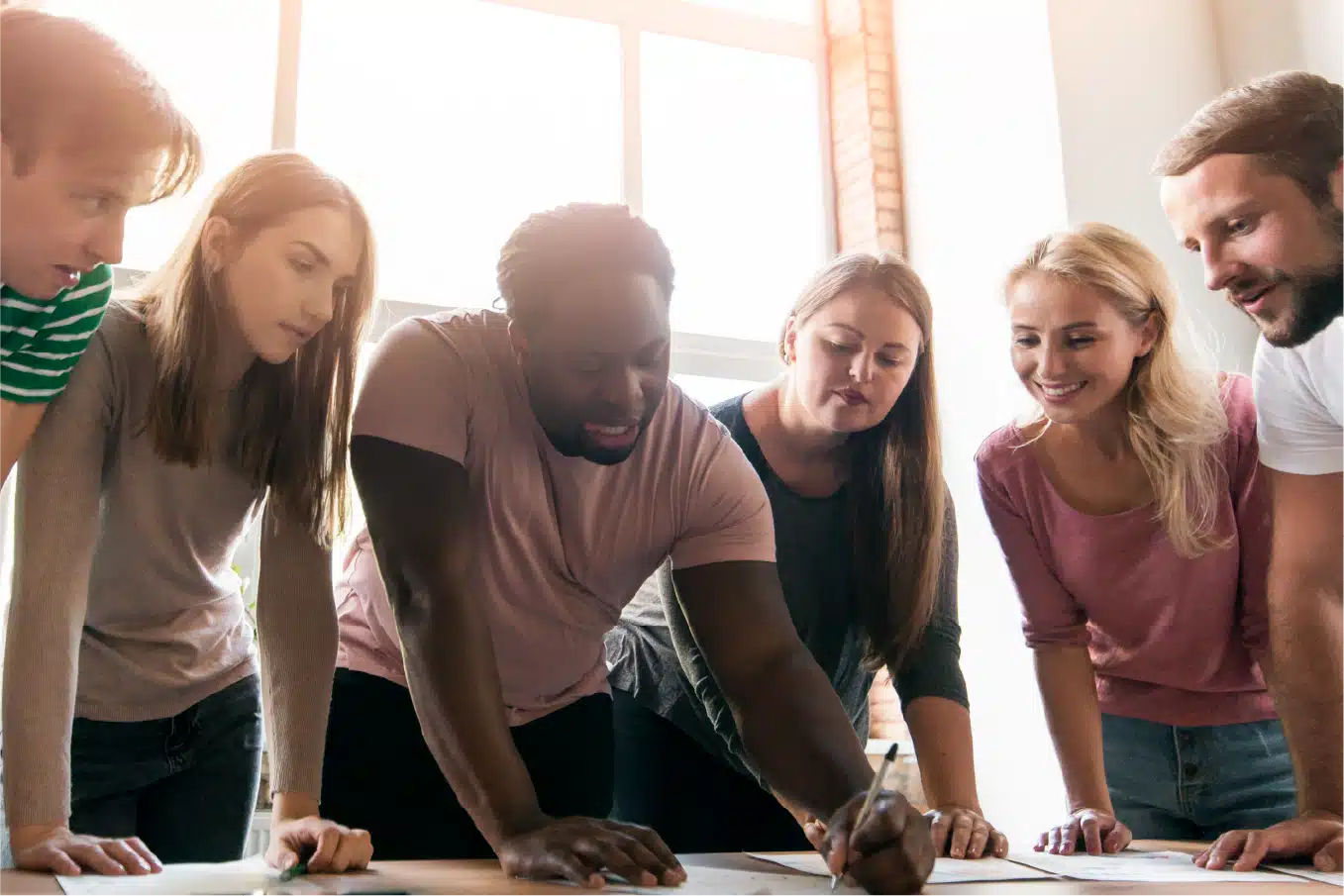 Équipe d’entreprise réunie autour d’une table pour une activité de team building RSE, favorisant la cohésion et la responsabilité sociale.
