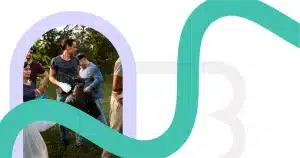 Équipe d’employés participant à un team building solidaire pour renforcer la cohésion et l’engagement social.